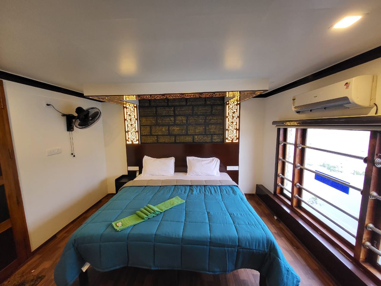 A guest room on an Angel Houseboats vessel
